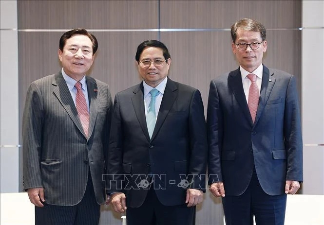 PM meets leaders of Korean economic groups in Seoul
